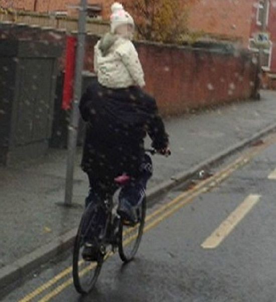 Δεν θα πιστεύετε πως έκανε ποδήλατο αυτός ο ασυνείδητος πατέρας!